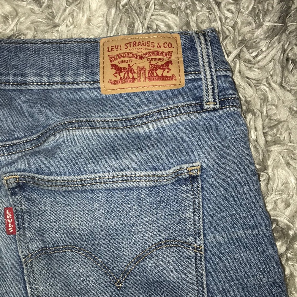 Levi’s Slimming Straight Jeans